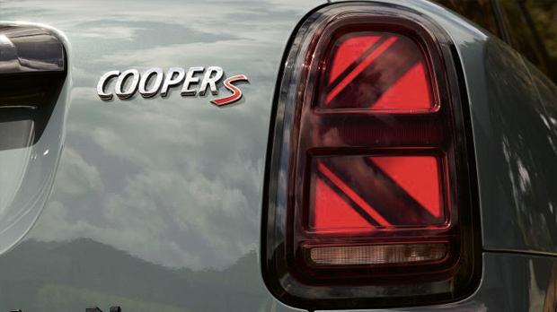 Vista da carroceria do MINI Cooper 5 portas; parada e arranque
